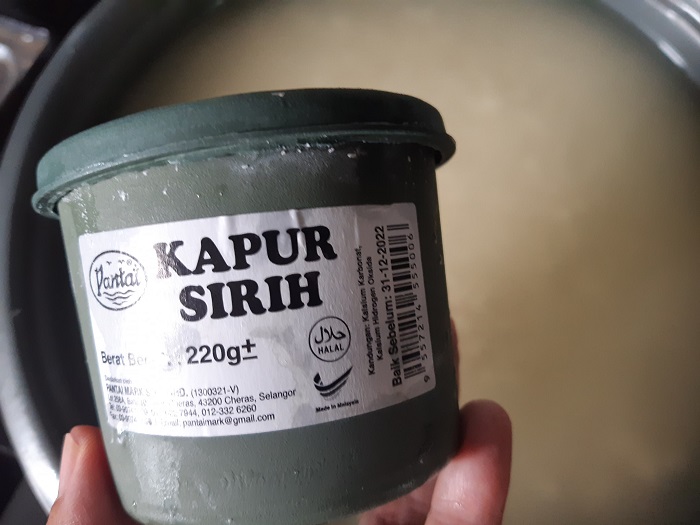 Bancuhan tepung beras dan santan untuk adunan lopes