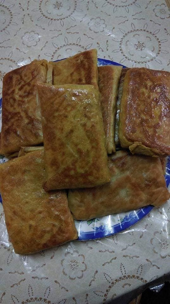Imej murtabak ayam mini yang telah siap digoreng menggunakan kulit popia