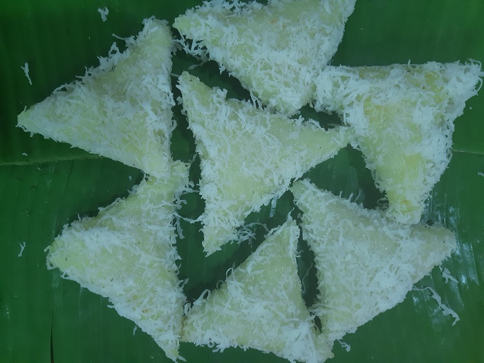 Lopes tradisional dibungkus daun pisang dengan kelapa parut dan air gula merah.