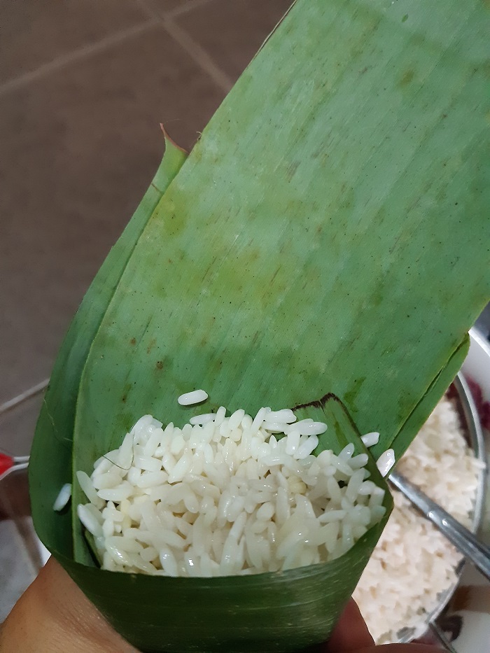 Adunan lopes dimasukkan ke dalam daun pisang