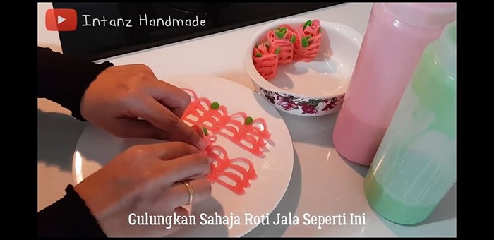 Roti jala ros disusun di atas pinggan