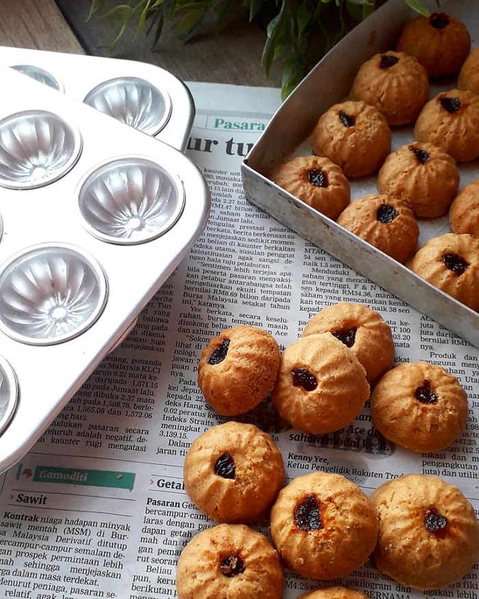Biskut peanut butter yang telah siap dibakar dengan acuan menarik