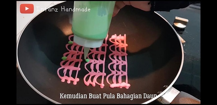 Roti jala dilipat membentuk kelopak