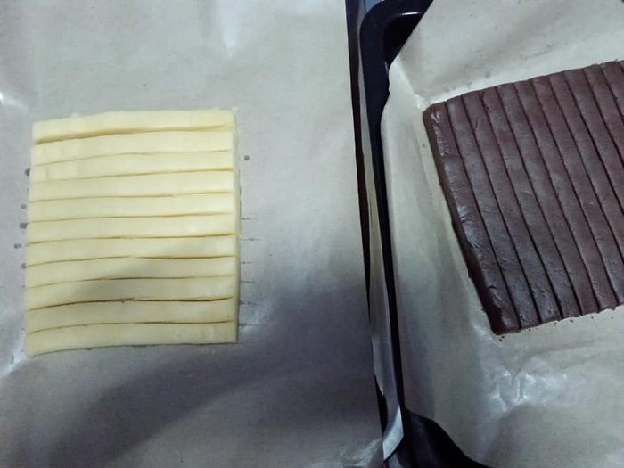 Adunan biskut dam sedang dimasak ke dalam acuan