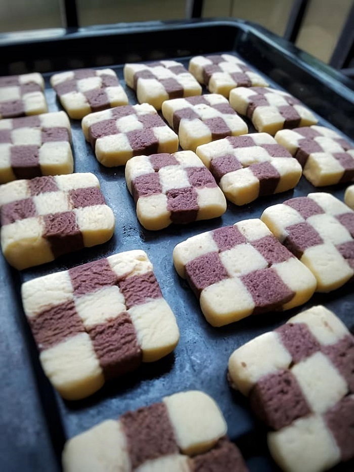 Biskut dam yang telah siap dibakar kepingan