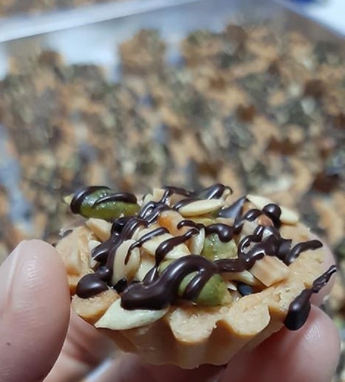 Tart Florentine rangup dengan hiasan di atasnya