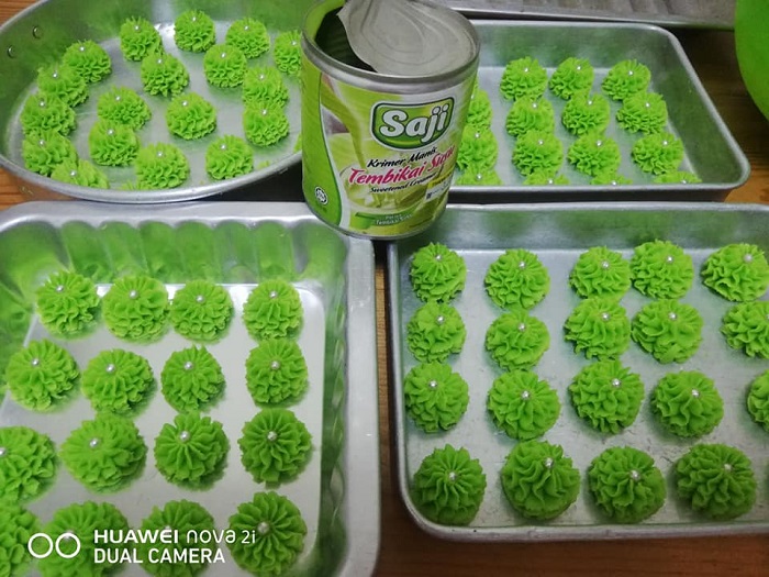 Adunan biskut semperit dipicit menggunakan pistol semperit
