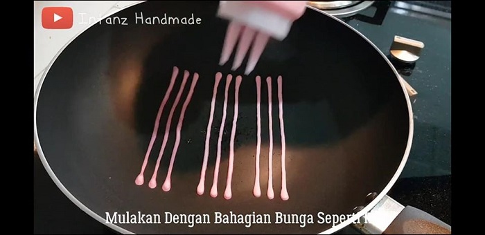 Adunan roti jala dipancit ke atas kuali