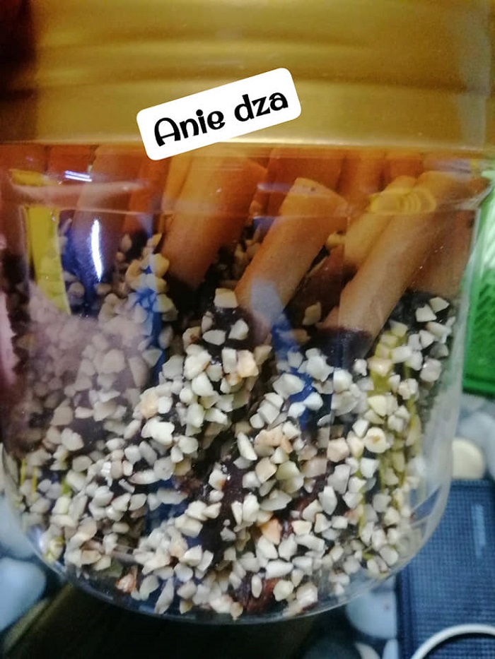 Popia Peppero Almond Stick yang telah siap dimasak dan disimpan dalam balang kuih.