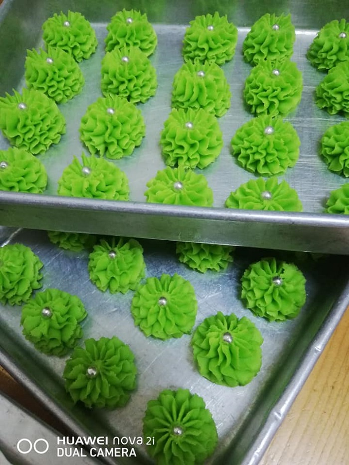 Gambar kuih semperit honeydew berwarna hijau yang telah siap dimasak dan diletakkan di atas dulang.