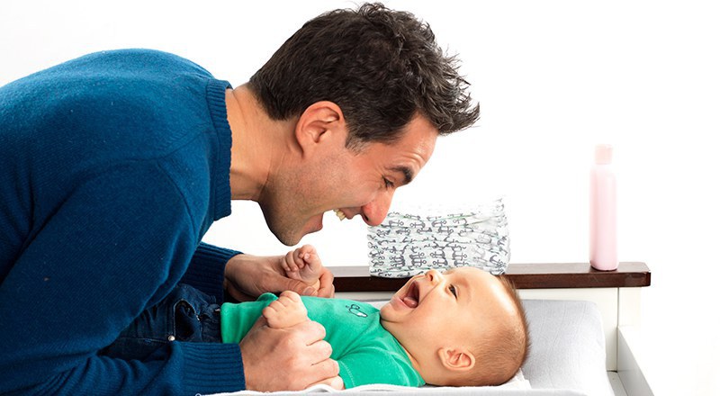 Bayi menumpukan perhatian mendengar