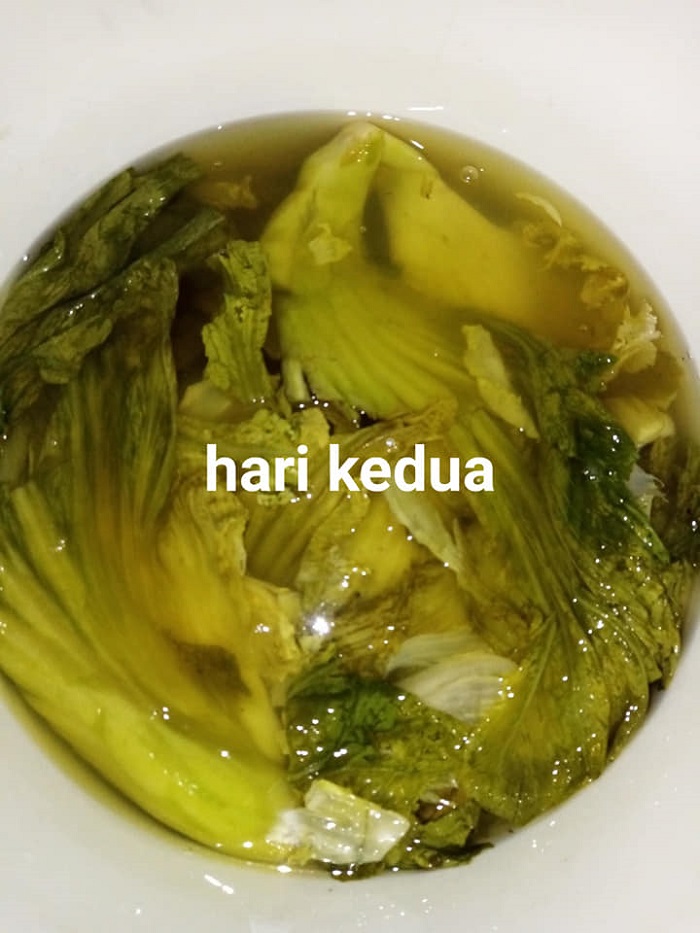 Sawi jeruk sedang dimasak dalam kuali