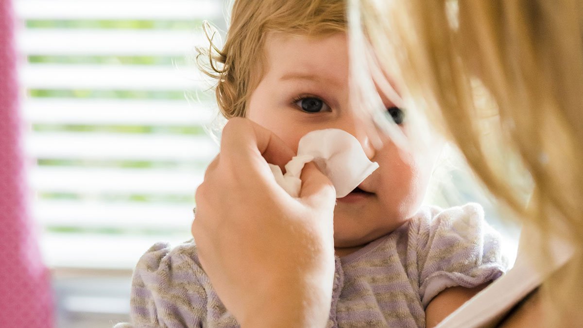 Bayi sedang direndam dalam air suam untuk melegakan hidung tersumbat menggunakan stim.