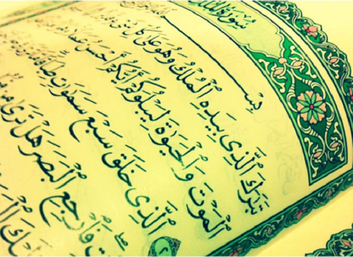 Seseorang sedang membaca al-Quran sebagai amalan harian.