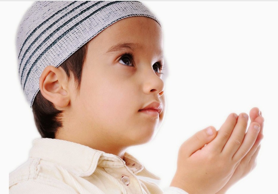 Gambar seorang anak lelaki sedang duduk berdoa dengan kedua-dua belah tangan diangkat.