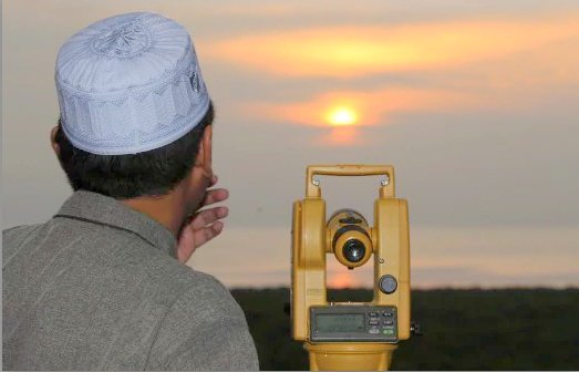 Gambar bulan sabit (anak bulan) di langit gelap untuk penentuan tarikh Ramadan dan Syawal.