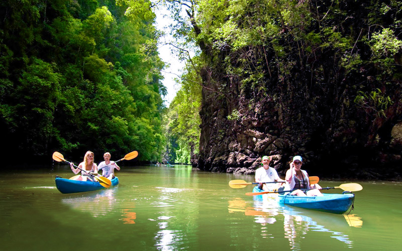Pemandangan teluk Ao Thalane untuk aktiviti kayak
