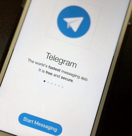 Logo Telegram dengan ikon keluarga bagi artikel tip parenting.