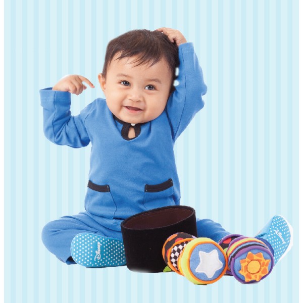 Bayi lelaki memakai baju biru royal sedang tidur sebagai ilustrasi nama anak lelaki Islam moden.