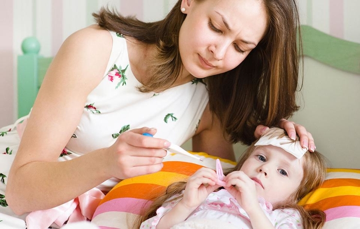 Gambarkan anak kecil yang sedang sakit demam dengan ibu bapa menjaga
