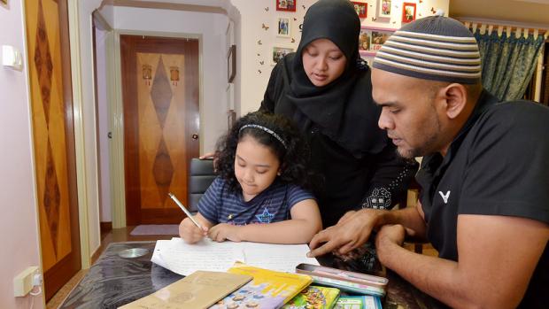 Gambar keluarga Muslim menunjukkan peranan ibu bapa dalam membantu kecemerlangan anak-anak.