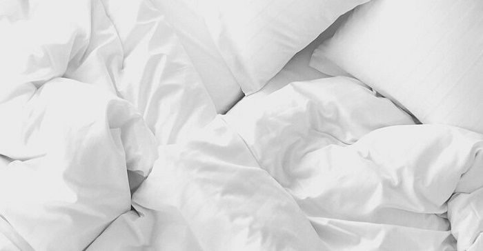 Gambar hiasan berkaitan kepentingan mengibas cadar sebelum tidur.