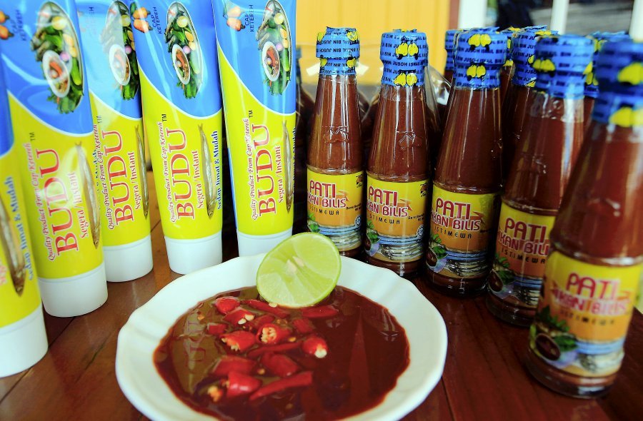 Gambar budu, sos ikan bilis tradisional Kelantan dalam mangkuk kecil.
