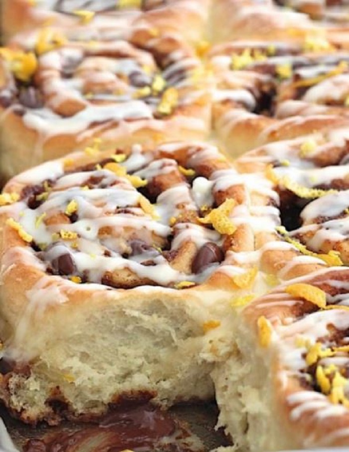 Cinnamon rolls yang dibakar dengan lapisan glis
