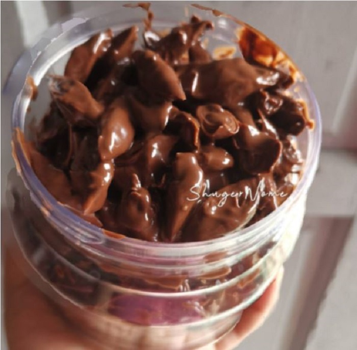 Imej popia coklat rangup disalut coklat dalam balang berkaca.