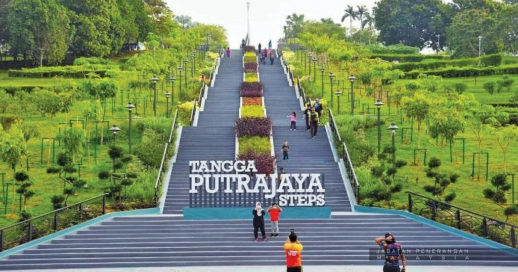 Tangga ikonik yang menjadi tarikan baharu di Putrajaya