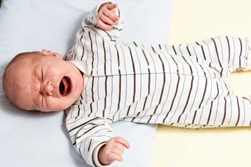 Gambar bayi sedang menangis kerana sakit perut kembung.