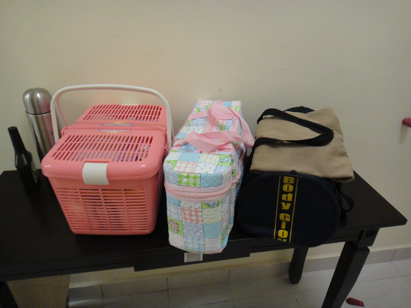Gambar barang kelengkapan dan beg ke hospital untuk bersalin