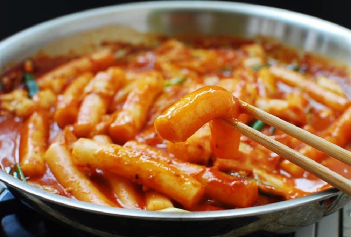 Se Pinggan Tteokbokki Korea Dengan Sos Cili Merah