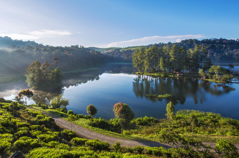 Senarai 20 tempat menarik dan destinasi pelancongan popular untuk dilawati di Bandung, Indonesia.
