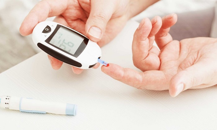 Gambar pelbagai sayuran dan alat pengurusan diabetes untuk pesakit kencing manis.