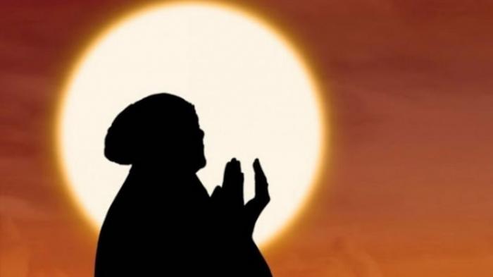 Gambar seorang ibu sedang berdoa untuk anaknya.