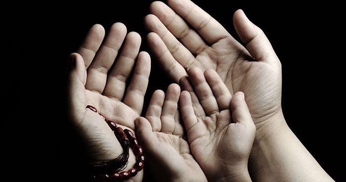 Gambar seorang anak perempuan memeluk ibu bapanya sebagai tanda kasih sayang.