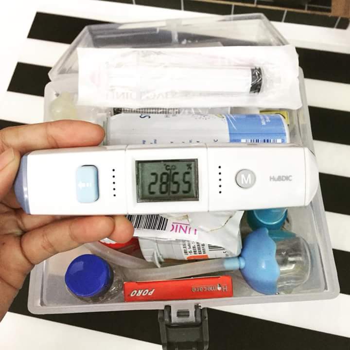 Termometer digital untuk mengukur suhu bayi