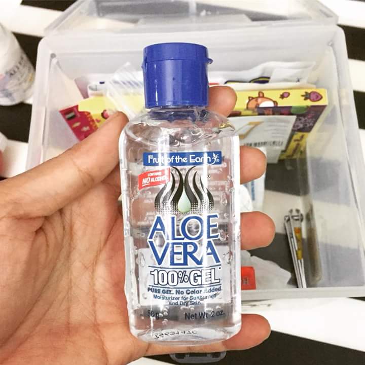 Botol gel aloe vera untuk melegakan kulit