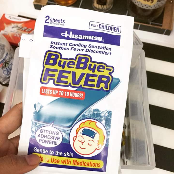 Tampalan penyejuk demam ke dahi kanak-kanak