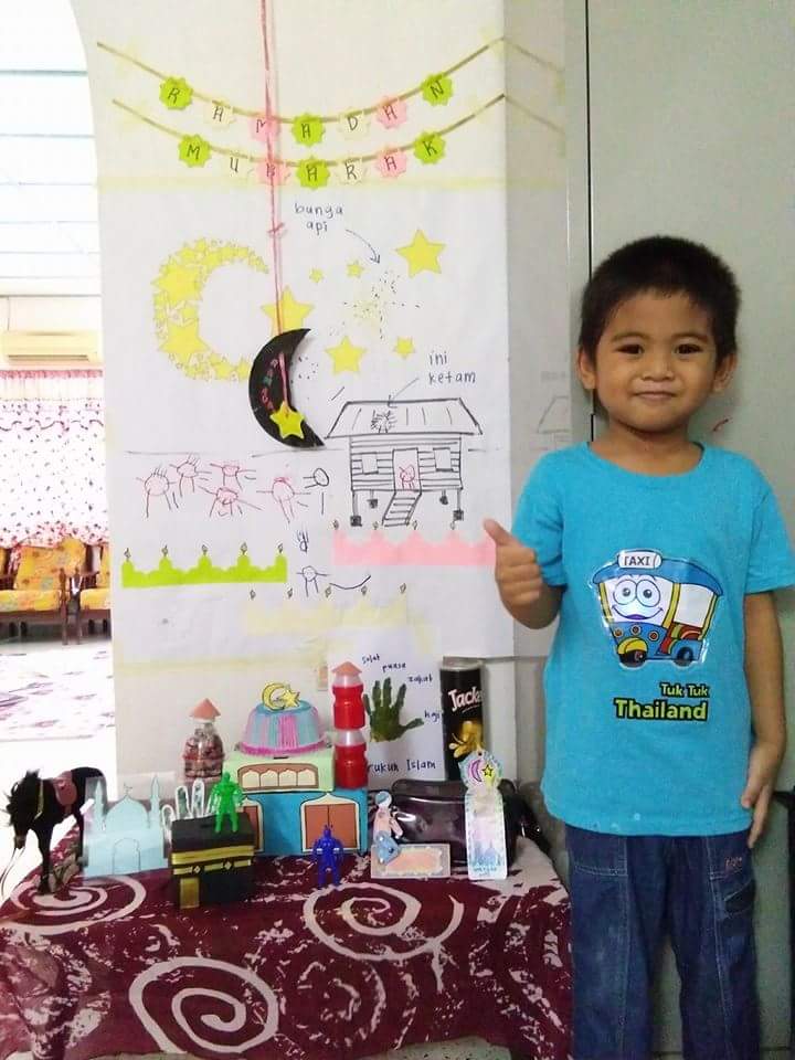 Kanak-kanak sedang membuat aktiviti kraf bertemakan bulan Ramadan bersama ibu bapa di rumah.