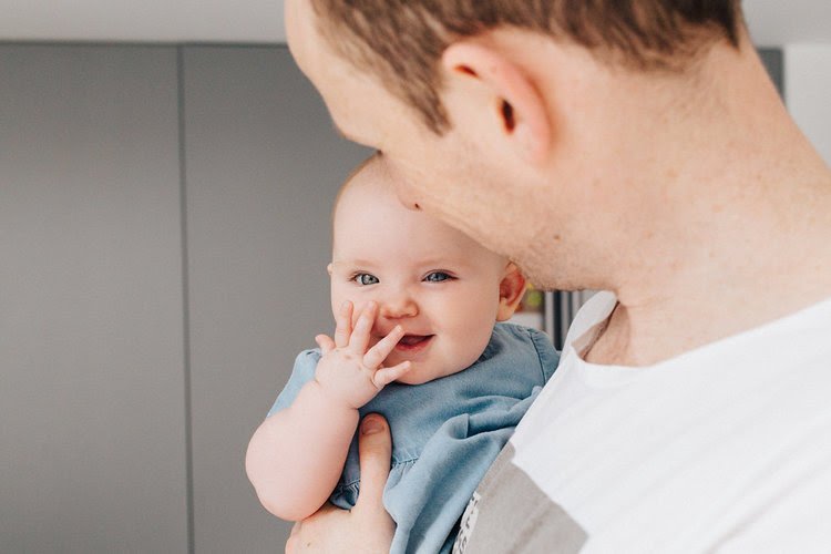 Bayi terasa selesa dalam pelukan keluarga