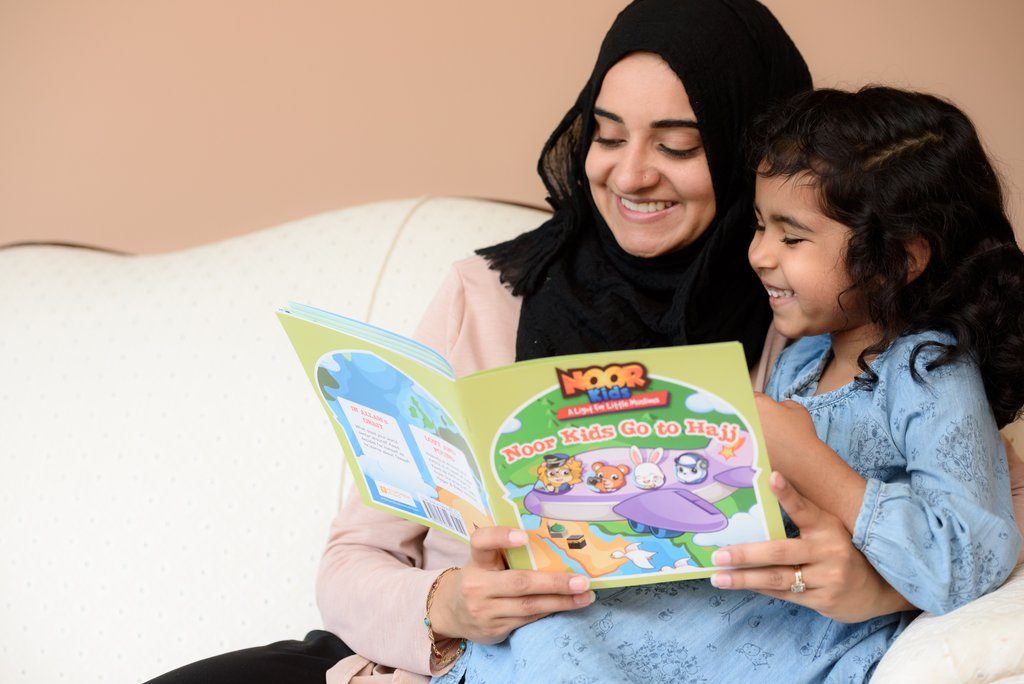 Ibu dan anak melakukan aktiviti bersama