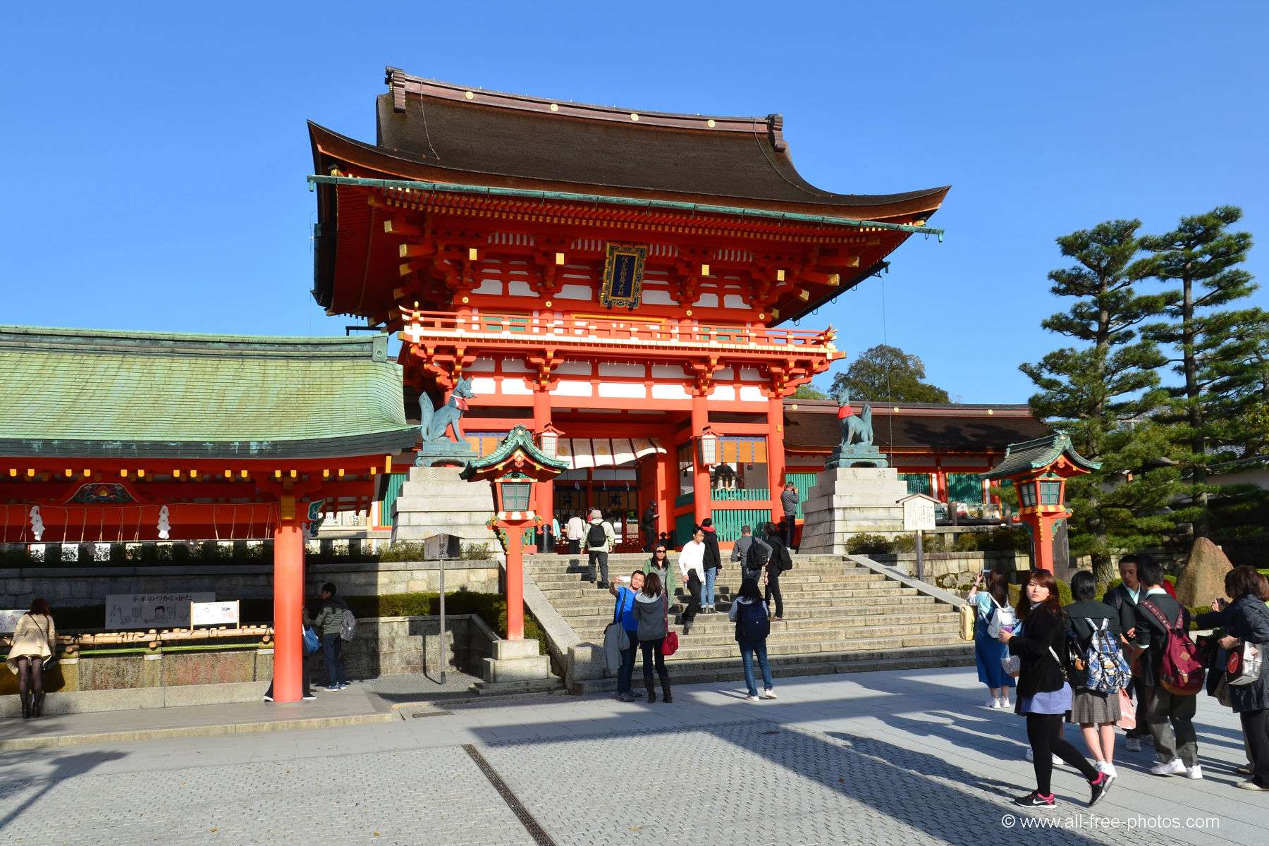 Gerbang torii berwarna merah di Kuil Fushimi Inari