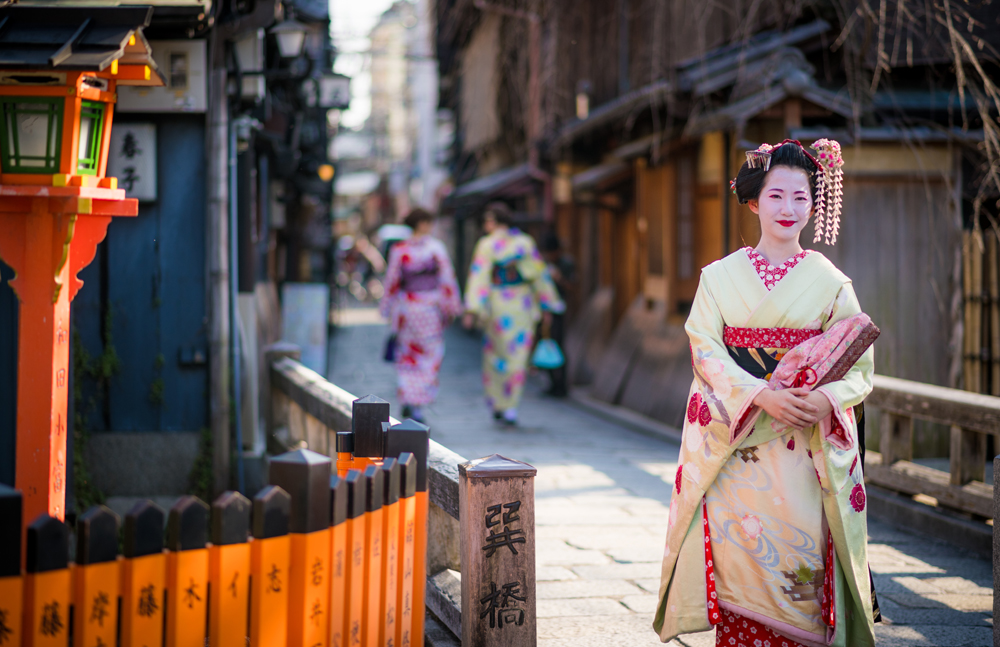 Geisha berjalan di kawasan Gion, Kyoto
