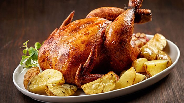 Ayam panggang golden bersama sos dan hiasan