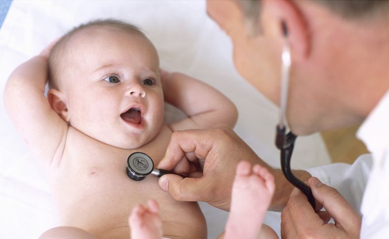 Gambar bayi sedang tidur dengan tenang, fokus pada pernafasan bayi
