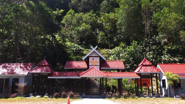 Puncak Gunung Angsi dalam keadaan mendung