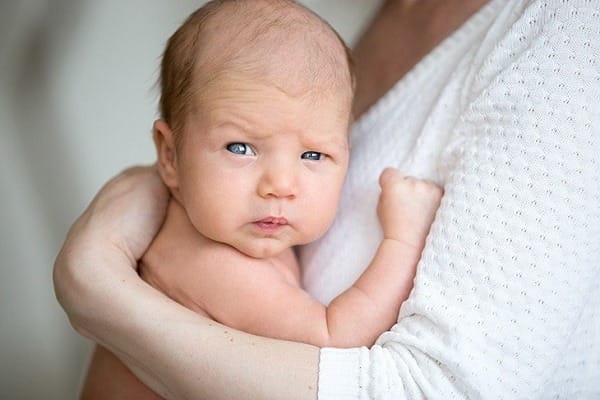 Bayi kecil sedang tidur dengan tenang di dalam bakul.