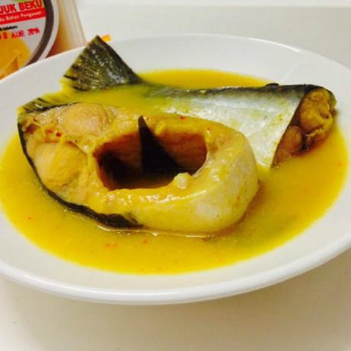 Gambar hidangan ikan patin masak tempoyak dalam mangkuk